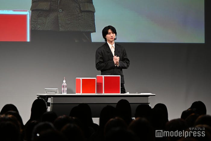 ファンからの質問に答える桜田通(C)モデルプレス
