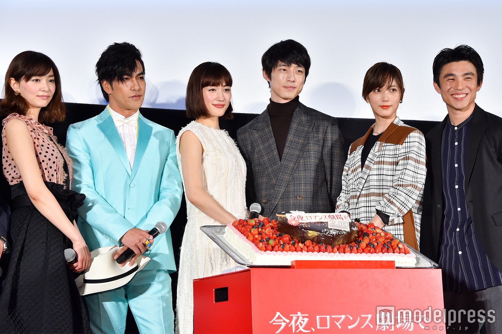 （左から）石橋杏奈、北村一輝、綾瀬はるか、坂口健太郎、本田翼、中尾明慶（C）モデルプレス
