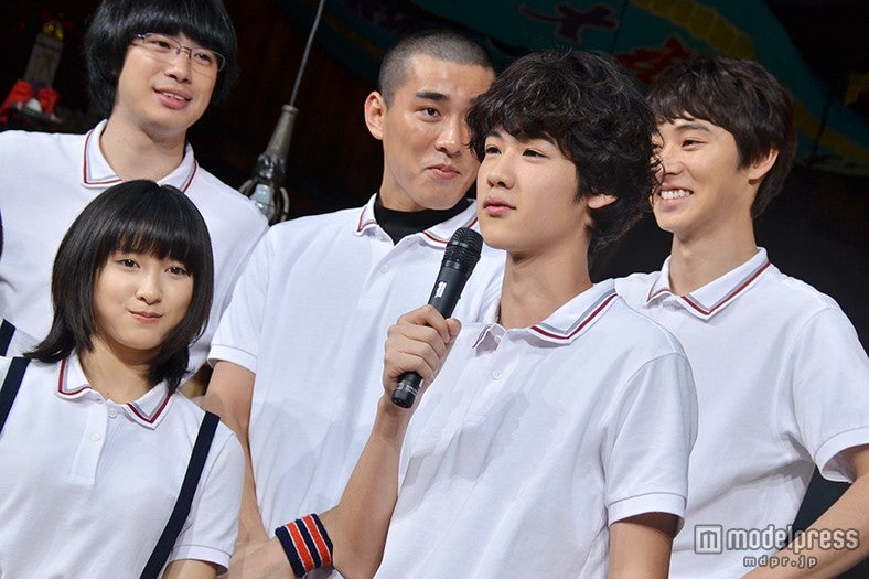 （前列左から）土屋太鳳、葉山奨之（後列左から）渡辺大知、高畑裕太、山崎賢人