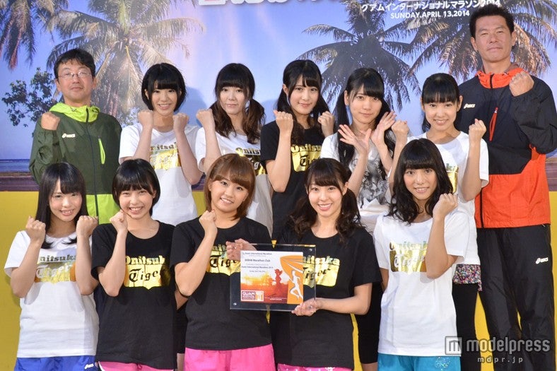 【後列左から】武井隆次、梅本まどか、金子栞、高木由麻奈、小林亜実、佐藤実絵子、渡邉高博【前列左から】松村香織、石塚朱莉、島田晴香、藤江れいな、高城亜樹