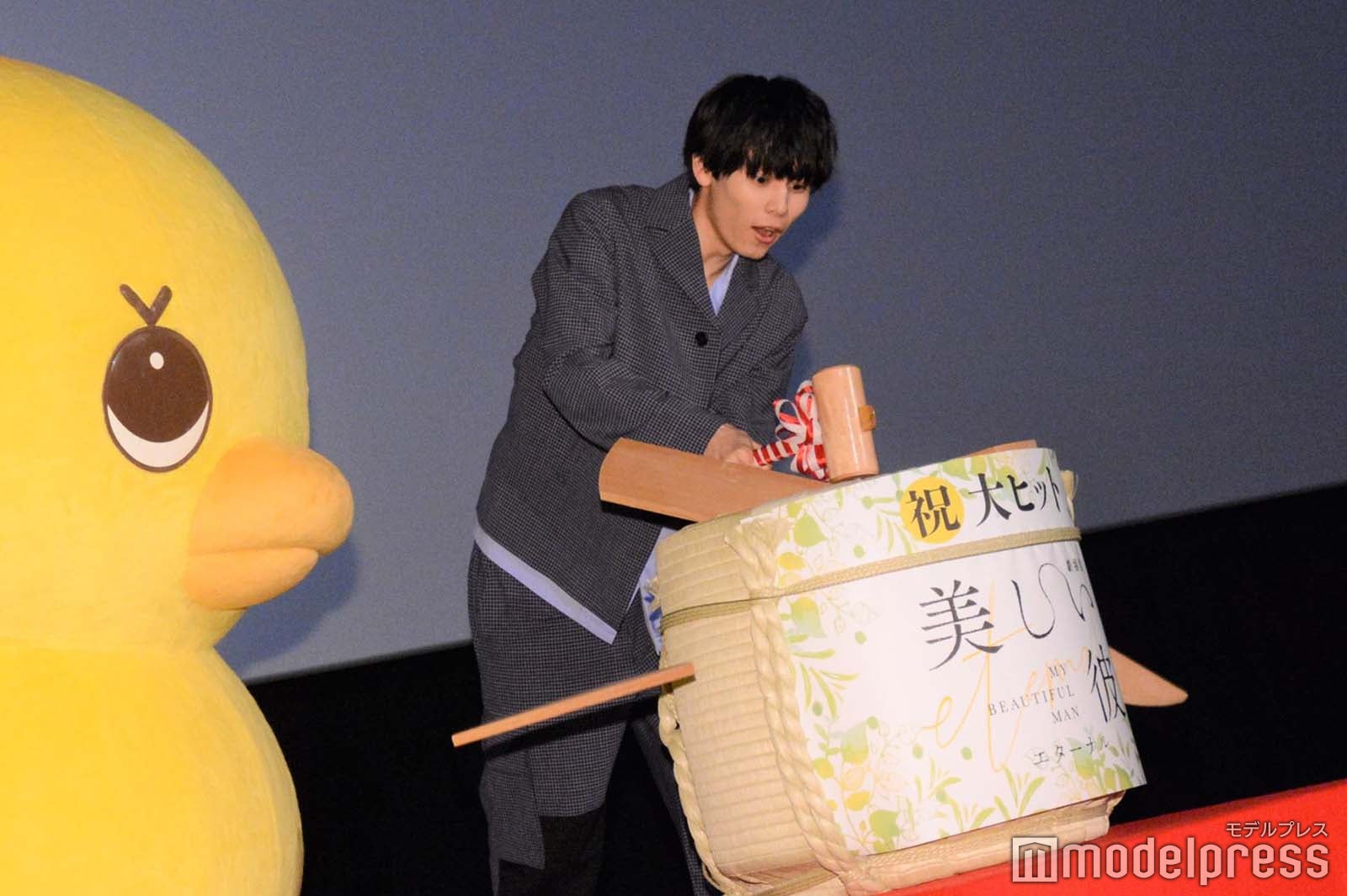 樽酒を割る萩原利久（C）モデルプレス