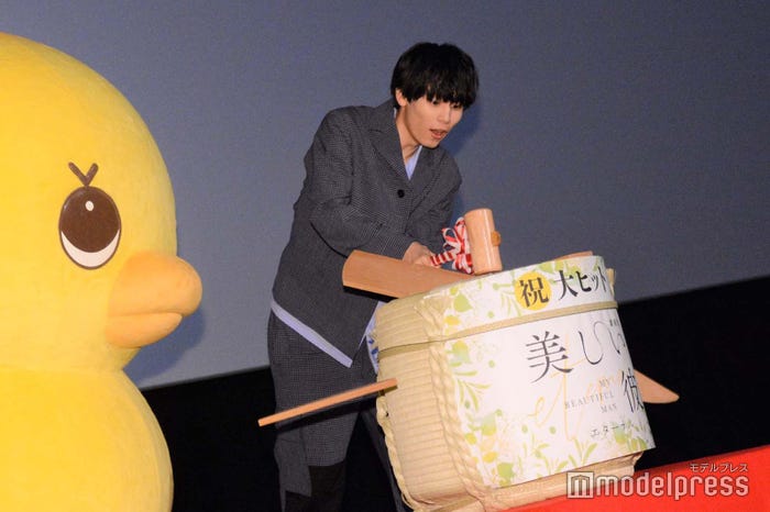 樽酒を割る萩原利久(C)モデルプレス