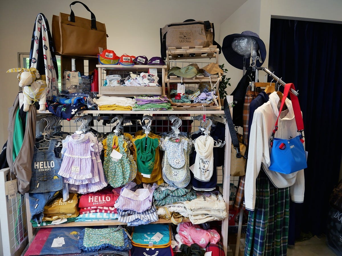 2階ショップには愛犬のためのウエア、グッズのほか、愛犬とおそろいで楽しめるカジュアルウエアがそろいます