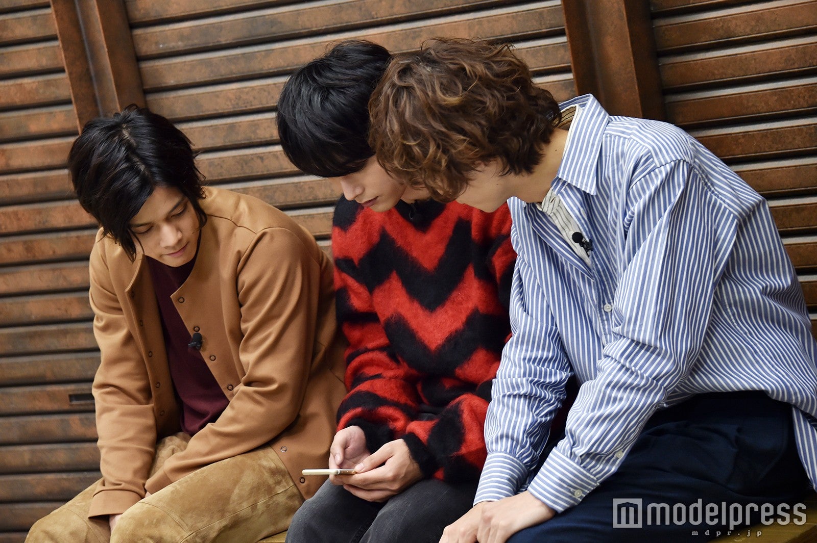 【オフショット】高速で流れるコメントを見逃さずチェック （C）モデルプレス