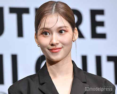 TWICEサナ、ミニ丈で大胆美脚披露 雨のミラノ楽しむ姿に反響「美しすぎる」「思わず立ち止まってしまう」