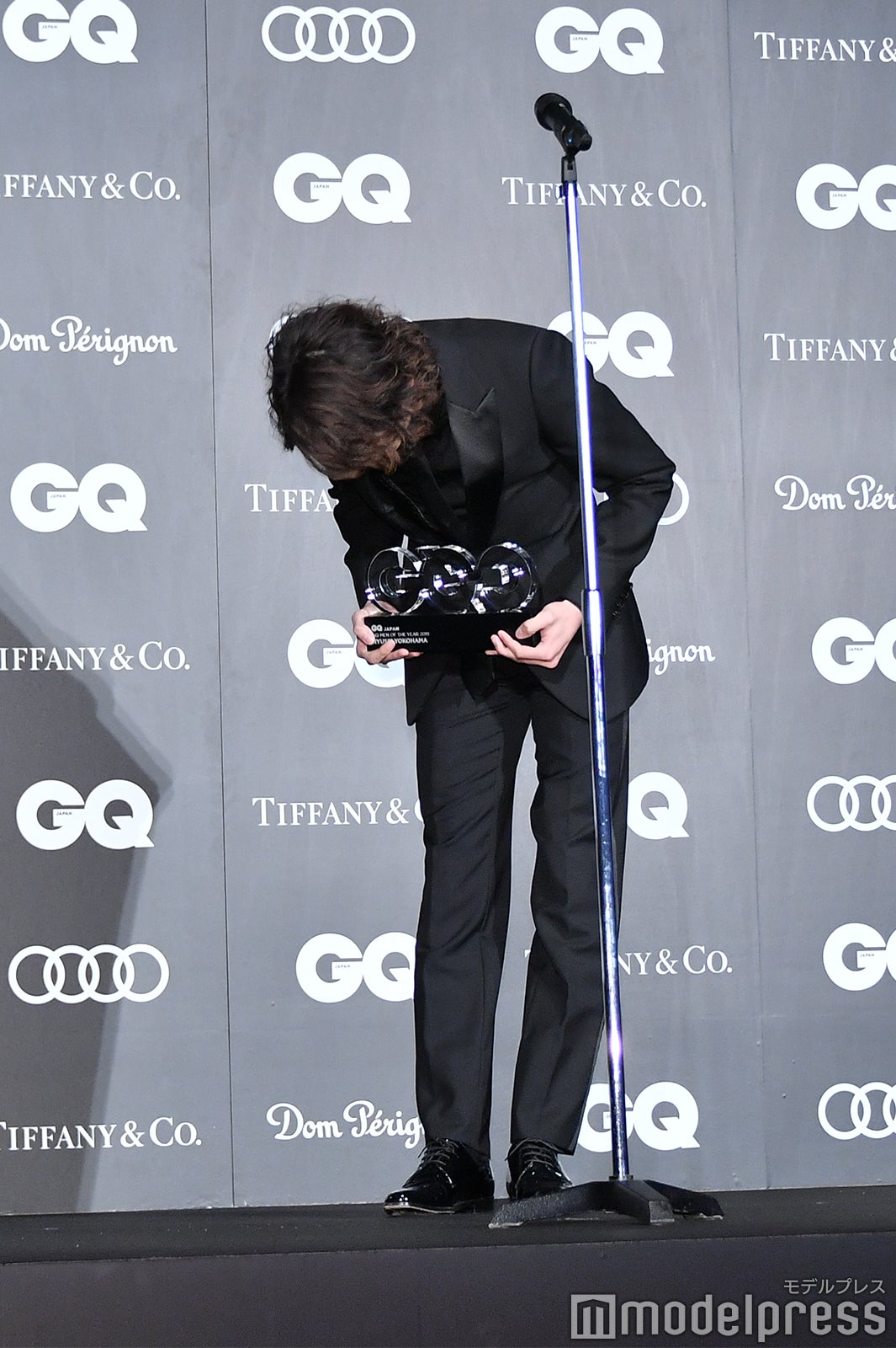 丁寧にお辞儀をする横浜流星 （C）モデルプレス