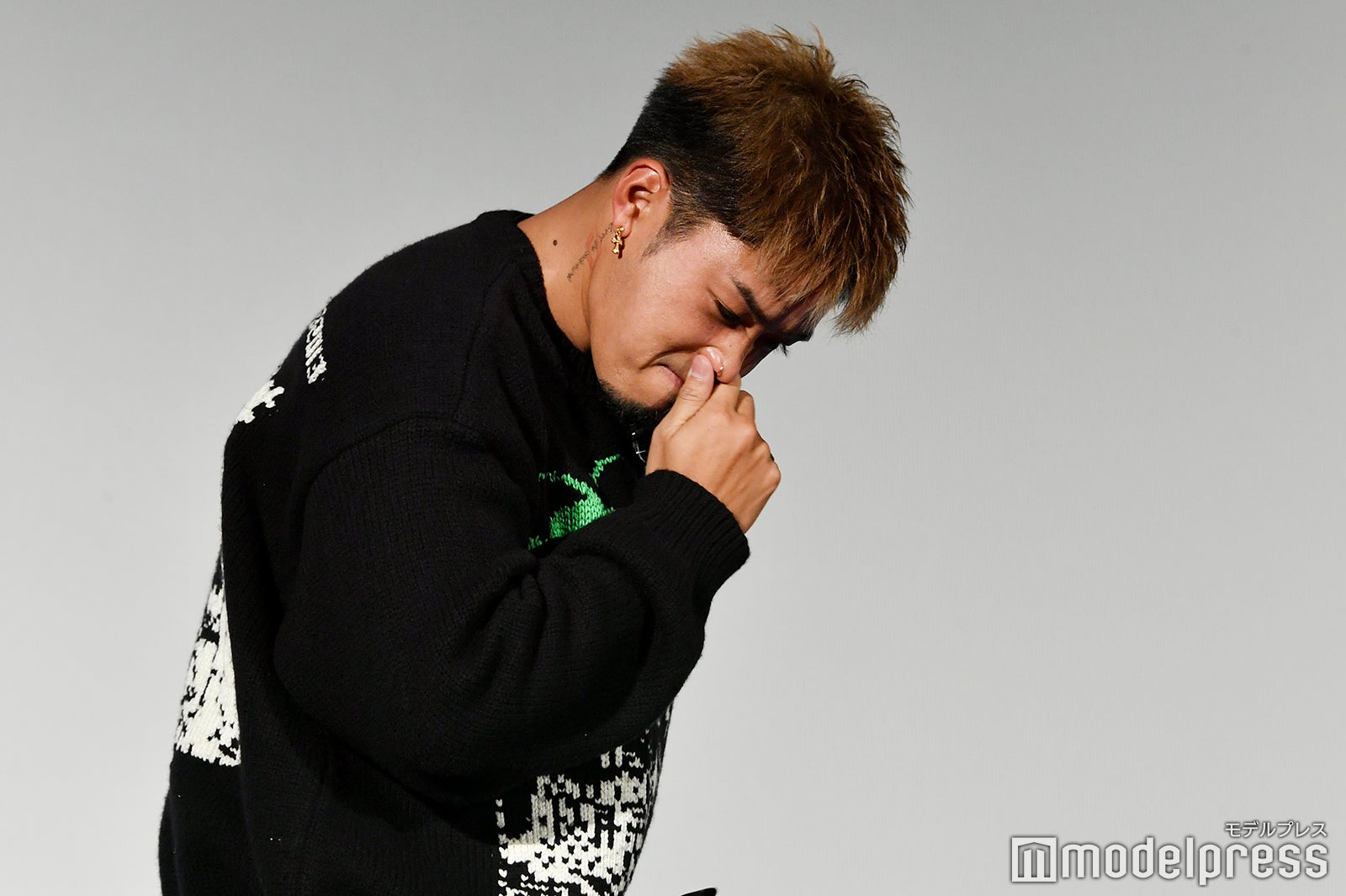 降壇時、最後1人で舞台に残り、わざと感極まった様子でポーズをとる数原龍友（C）モデルプレス