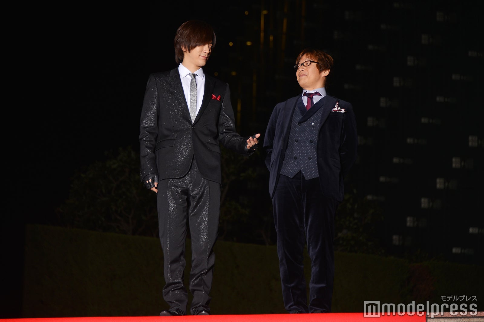 三木孝浩監督（右）をエスコートするDAIGO（左）／（C）モデルプレス
