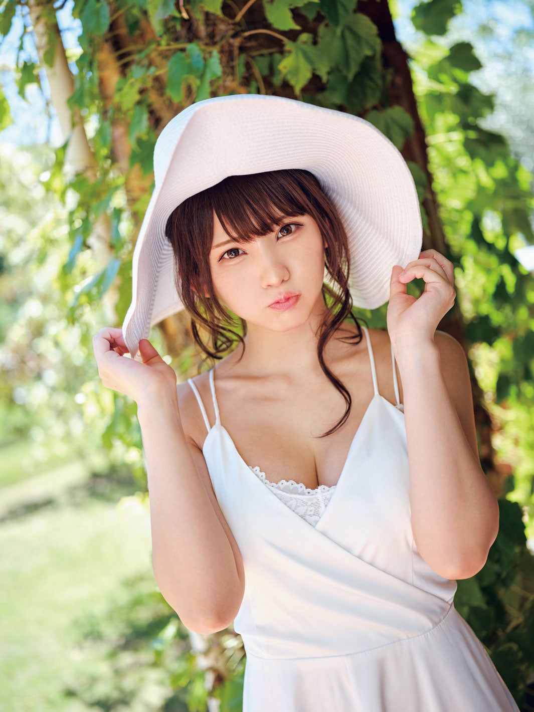 えなこ、美デコルテ＆くっきり谷間に釘付け