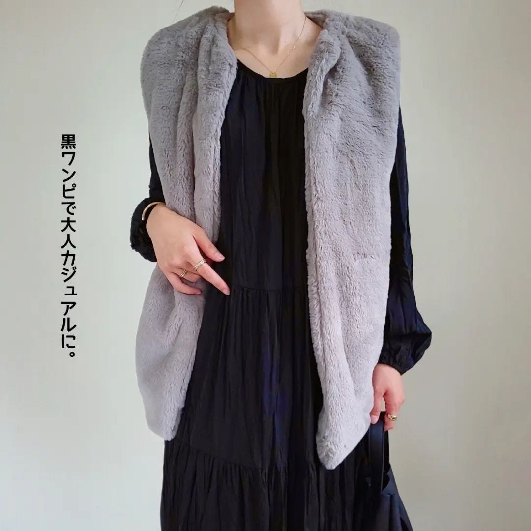 黒ワンピにファーベストを合わせたコーデの女性