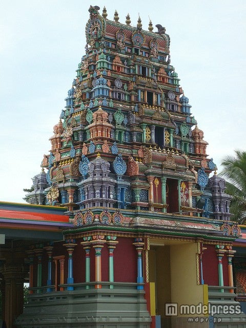 インド以外には珍しい伝統的なドラヴィダ建築の「スリ・ジヴァ・スブラマニア・スワミ寺院」は外も中もカラフル／photo by kayadams.com