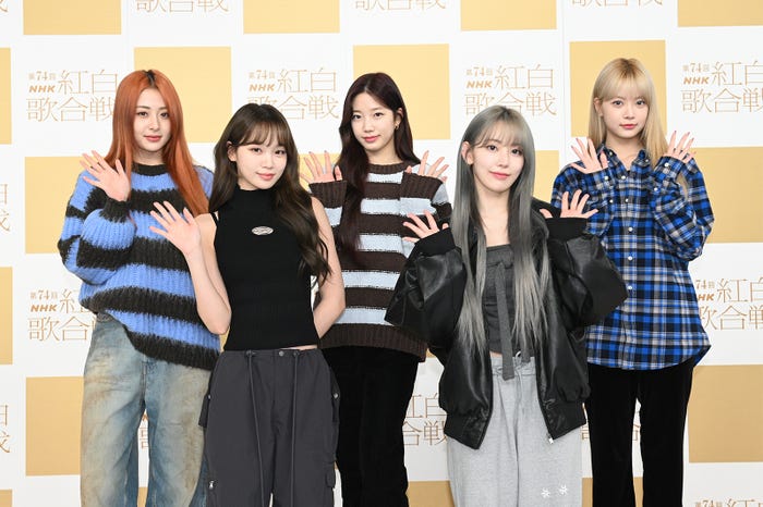 LE SSERAFIM(左から)HUH YUNJIN(ホ・ユンジン)、KIM CHAEWON(キム・チェウォン)、KAZUHA(カズハ)、SAKURA(サクラ)、HONG EUNCHAE(ホン・ウンチェ)(C)NHK