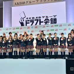 11月10日に行われた「AKB48グループ ドラフト会議」の様子／（指名メンバー下段左から10番目）鈴木寧々さん