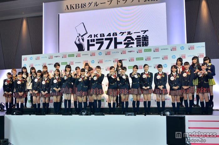 (指名メンバー下段左より)西山怜那さん、田北香世子さん、横島亜衿さん、川本紗矢さん、松本慈子さん、神門沙樹さん、荒井優希さん、髙塚夏生さん、惣田紗莉渚さん、鈴木寧々さん、小石久美子さん、高寺沙菜さん、福士奈央さん、須藤凜々花さん、武井紗良さん、磯佳奈江さん、内木志さん、山本茉央さん(AKB48グループ上段左より)高橋みなみ、横山由依、大島優子、梅田彩佳、中西優香、高柳明音、松井玲奈、上枝恵美子、指原莉乃、穴井千尋