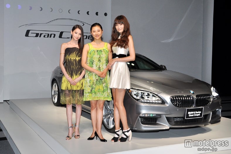 華やかなミニドレスで美脚を披露した（左から）河北麻友子、菊川怜、ヨンア