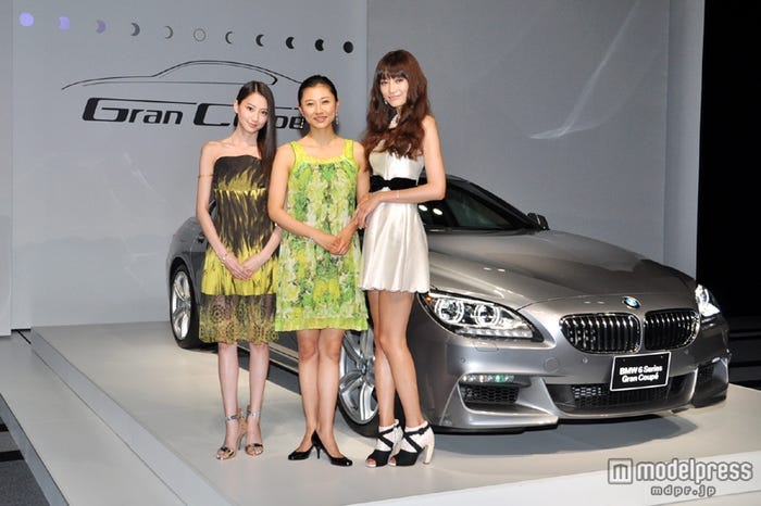 華やかなミニドレスで美脚を披露した(左から)河北麻友子、菊川怜、ヨンア