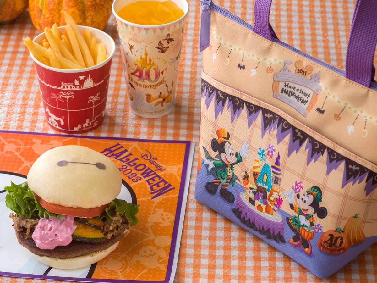 牛カルビとパンプキンのベイマックス・バーガーがメインの「トゥモローランド・テラス」のスペシャルセット（1330円）はプラス1200円でスーベニアランチケースをつけられます