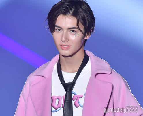 Z世代から人気誇るイケメン・翔、ピンクコート見事に着こなす スウェット×ネクタイの個性的コーデ<TGC 北九州 2023>