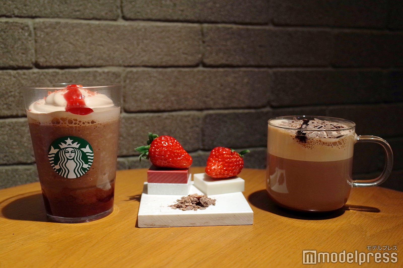 カカオ & ストロベリー ムース フラペチーノ、カカオ ムース ラテ（C）モデルプレス