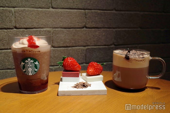 カカオ & ストロベリー ムース フラペチーノ、カカオ ムース ラテ(C)モデルプレス