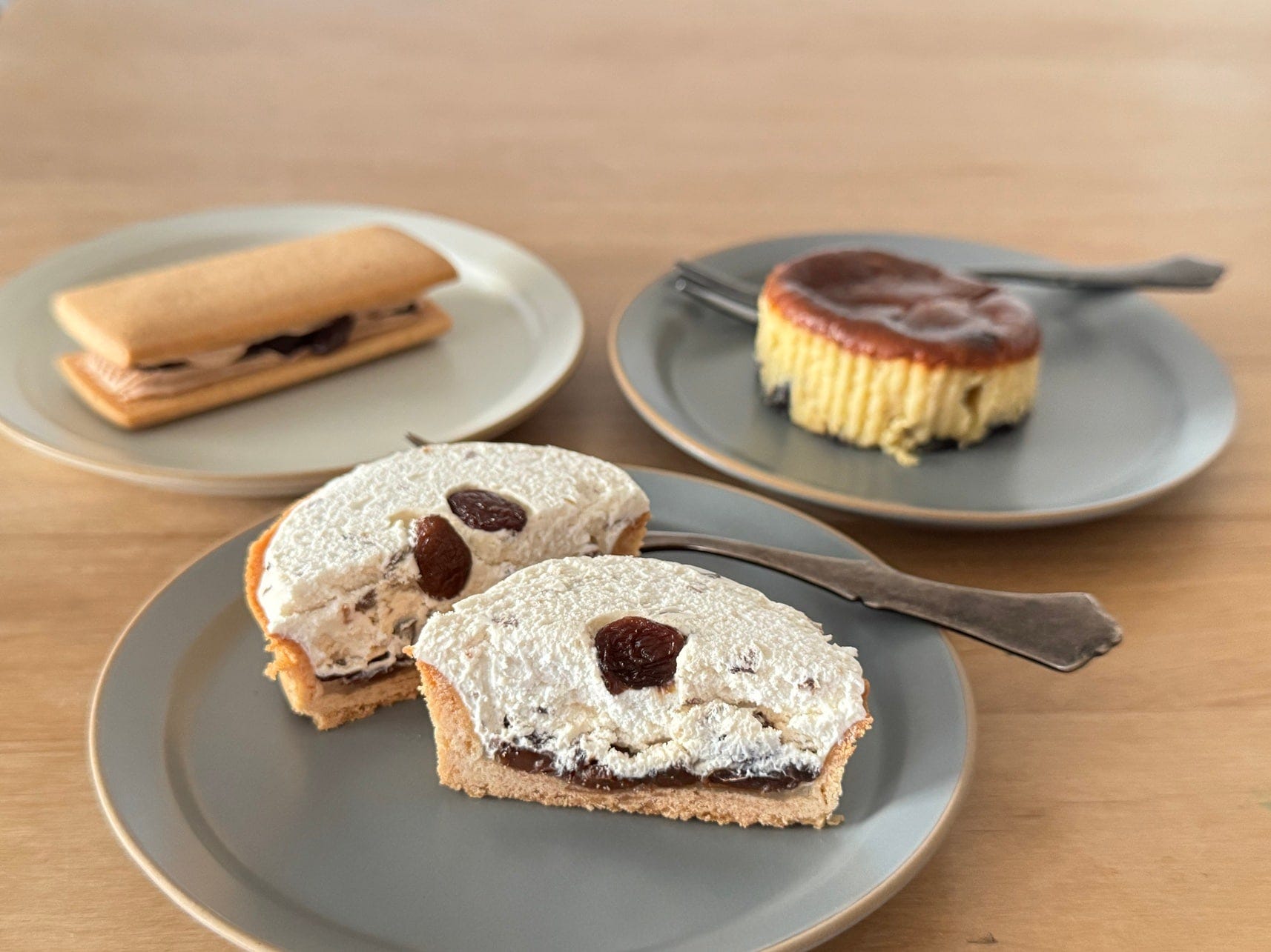 ホイップたっぷりのタルトやバスクチーズケーキなど、多彩なバリエーション