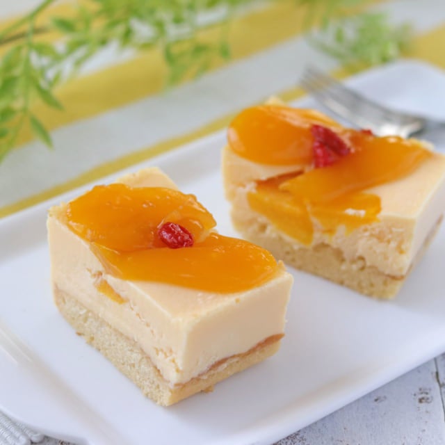 成城石井マンゴーとゴジベリーの杏仁チーズケーキのカット2個