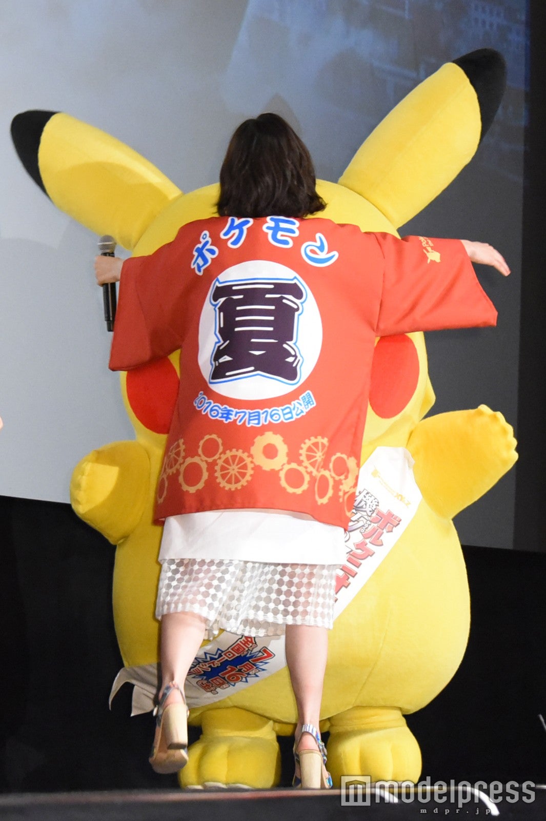 松岡茉優がピカチュウに熱烈ハグ（C）モデルプレス