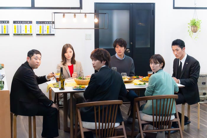 (左から時計回りに)今野浩喜、白石麻衣、溝端淳平、岩本照、吉谷彩子、藤原丈一郎「恋する警護24時」第4話より(C)テレビ朝日