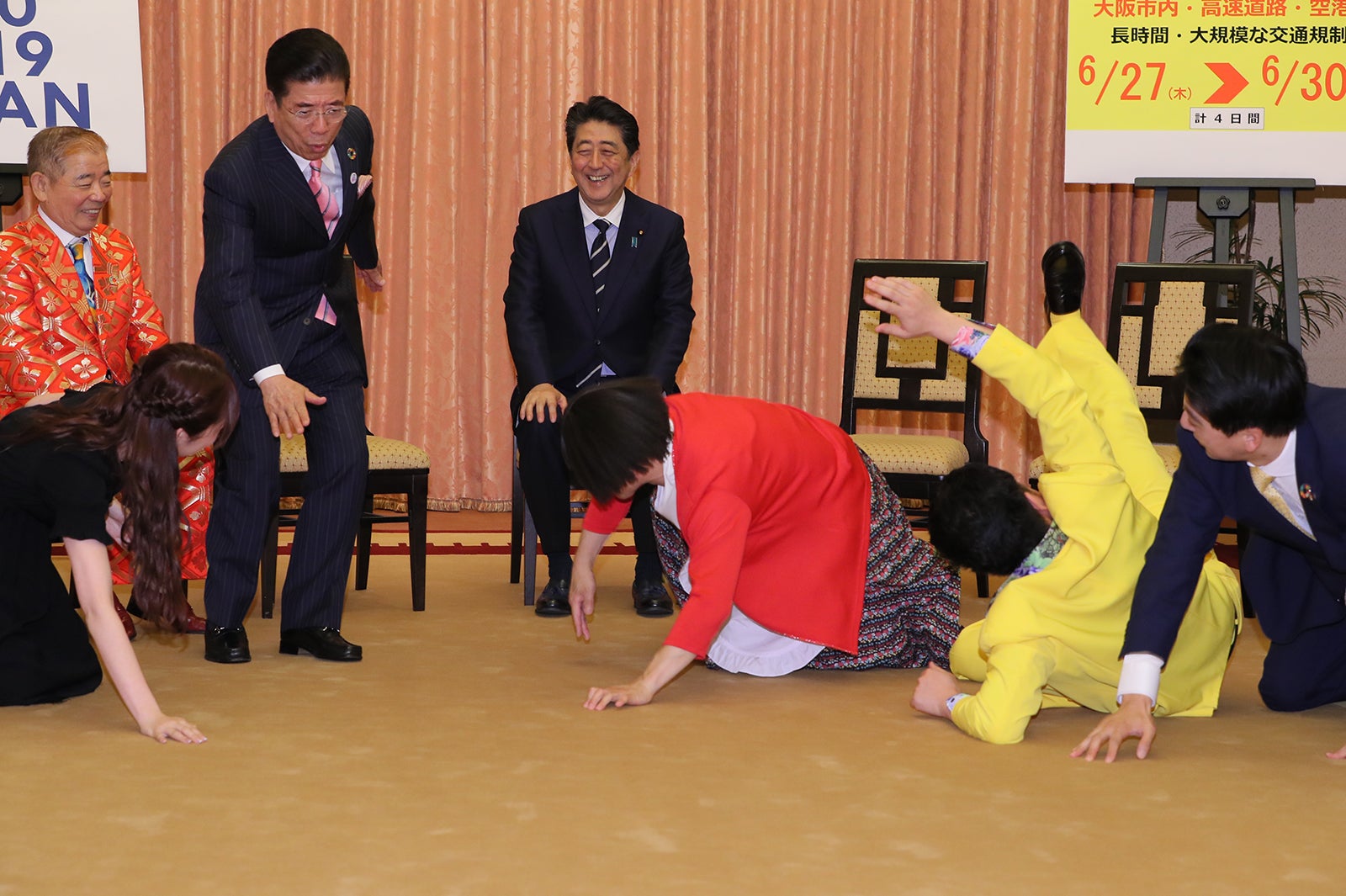 お決まりのずっこけ （提供写真）