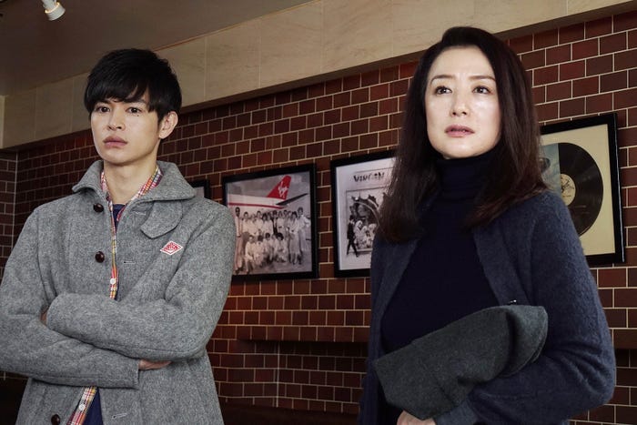 鈴木京香(右)と瀬戸康史(左)(C)テレビ東京