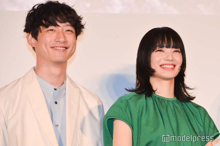 坂口健太郎、小松菜奈 (C)モデルプレス
