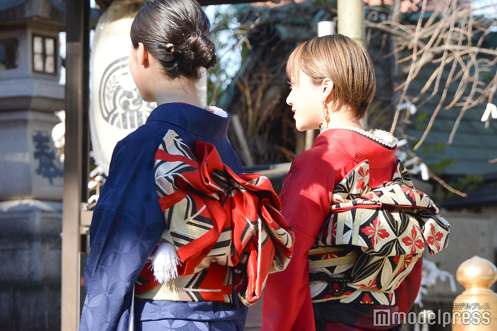 華やかな帯も印象的／（左から）加藤小夏、安田愛里（C）モデルプレス