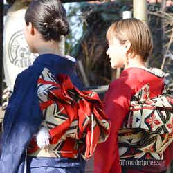 華やかな帯も印象的／（左から）加藤小夏、安田愛里（C）モデルプレス