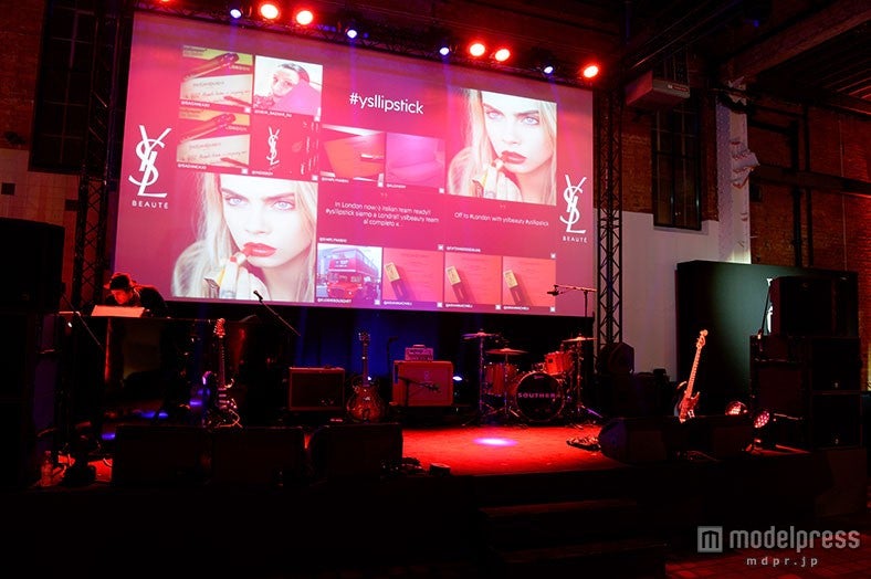 メインステージのスクリーン（C）YSL BEAUTE ＆ CARA DELEVINGNE‘LOVE YOUR LIPS’MAKEUP CELEBRATION