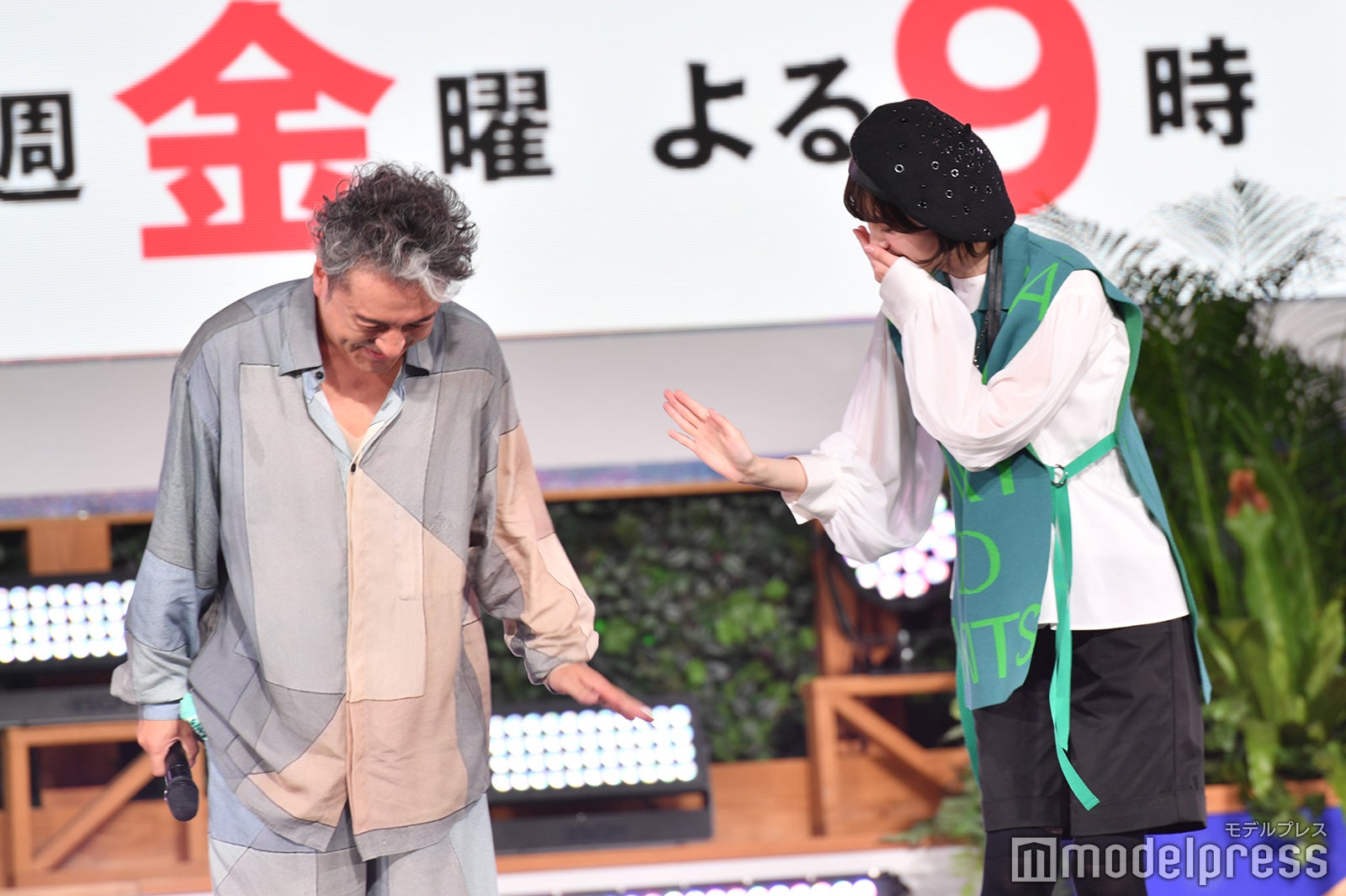 ムロツヨシと無茶振りを受け笑う平手友梨奈（C）モデルプレス