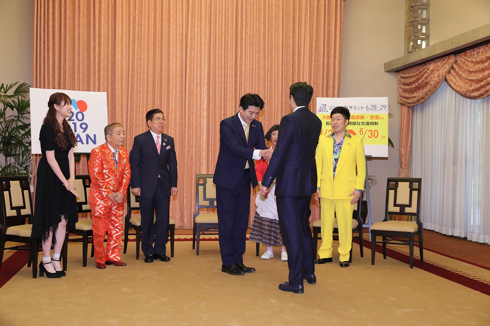 安倍晋三首相と佐竹正史が握手 （提供写真）