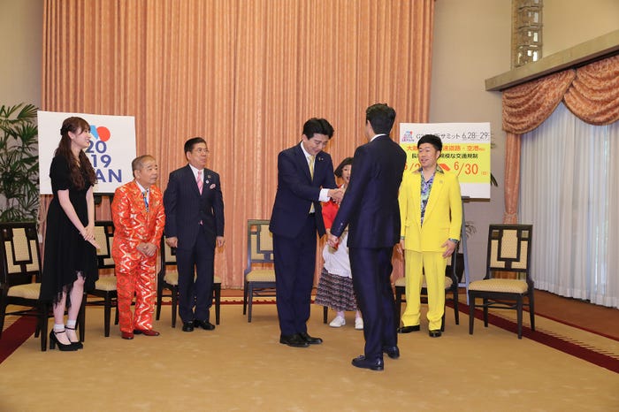 安倍晋三首相と佐竹正史が握手 (提供写真)