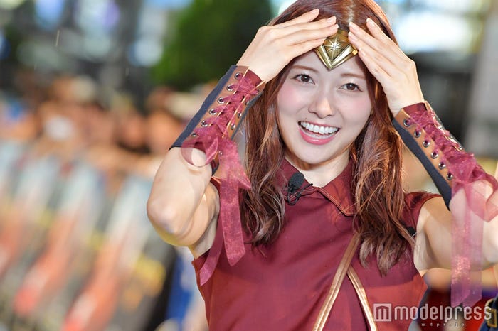 白石麻衣、パティ・ジェンキンス監督からティアラをプレゼントされてニッコリ。(C)モデルプレス