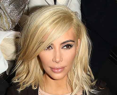 キム・カーダシアン、ブロンドヘアにイメチェン メッシュドレスで豊満バスト大胆披露