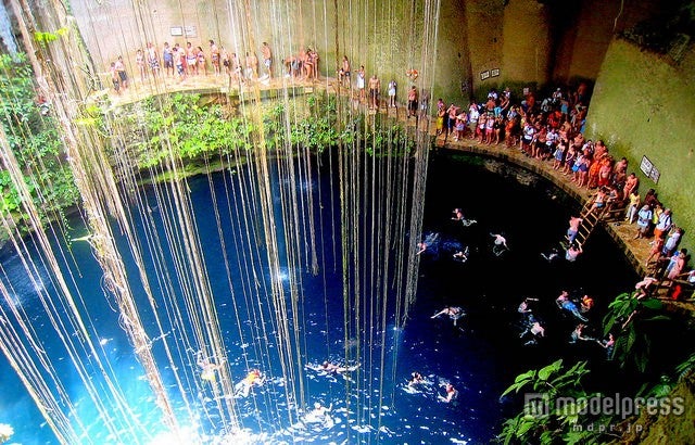 神聖な空気が漂うセノーテ／photo by Photographing Travis