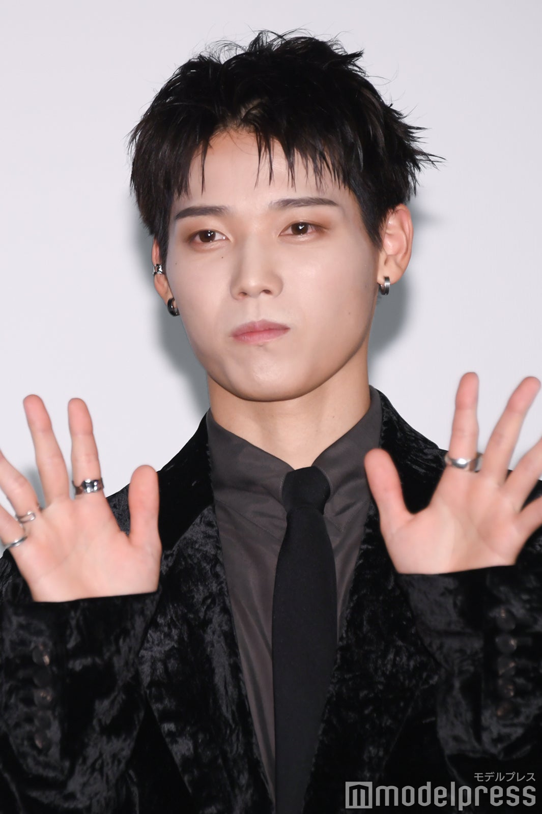 手を振る木村柾哉（C）モデルプレス