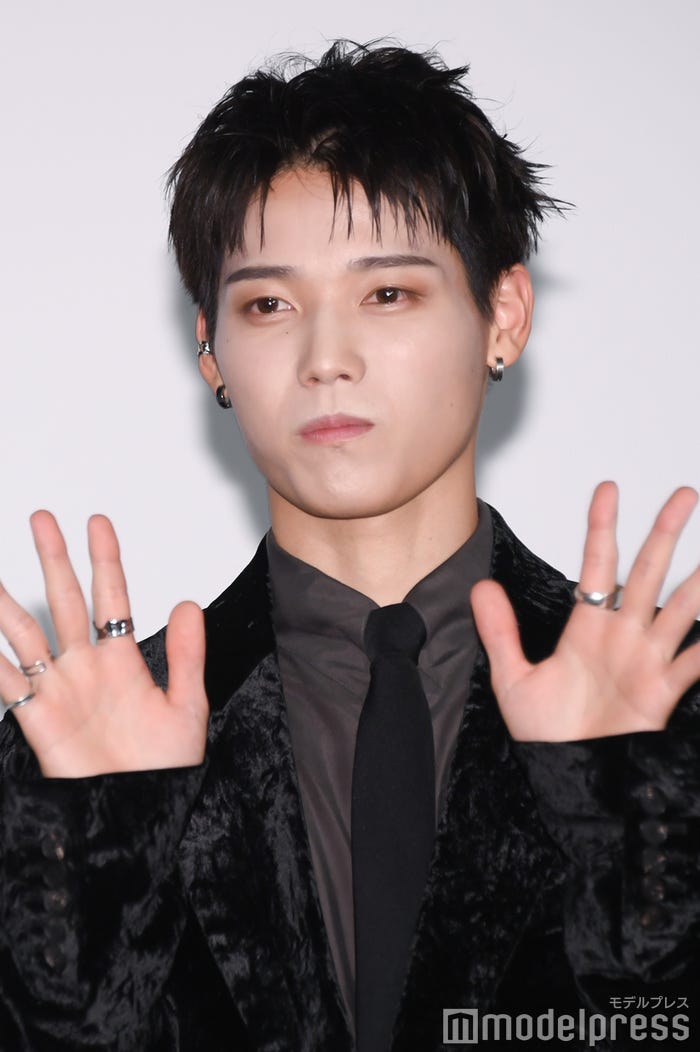 手を振る木村柾哉(C)モデルプレス