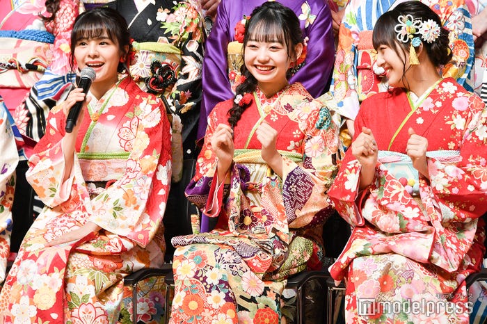 本間日陽の発表に合わせて拳をあげる大盛真歩と田島芽瑠(C)モデルプレス