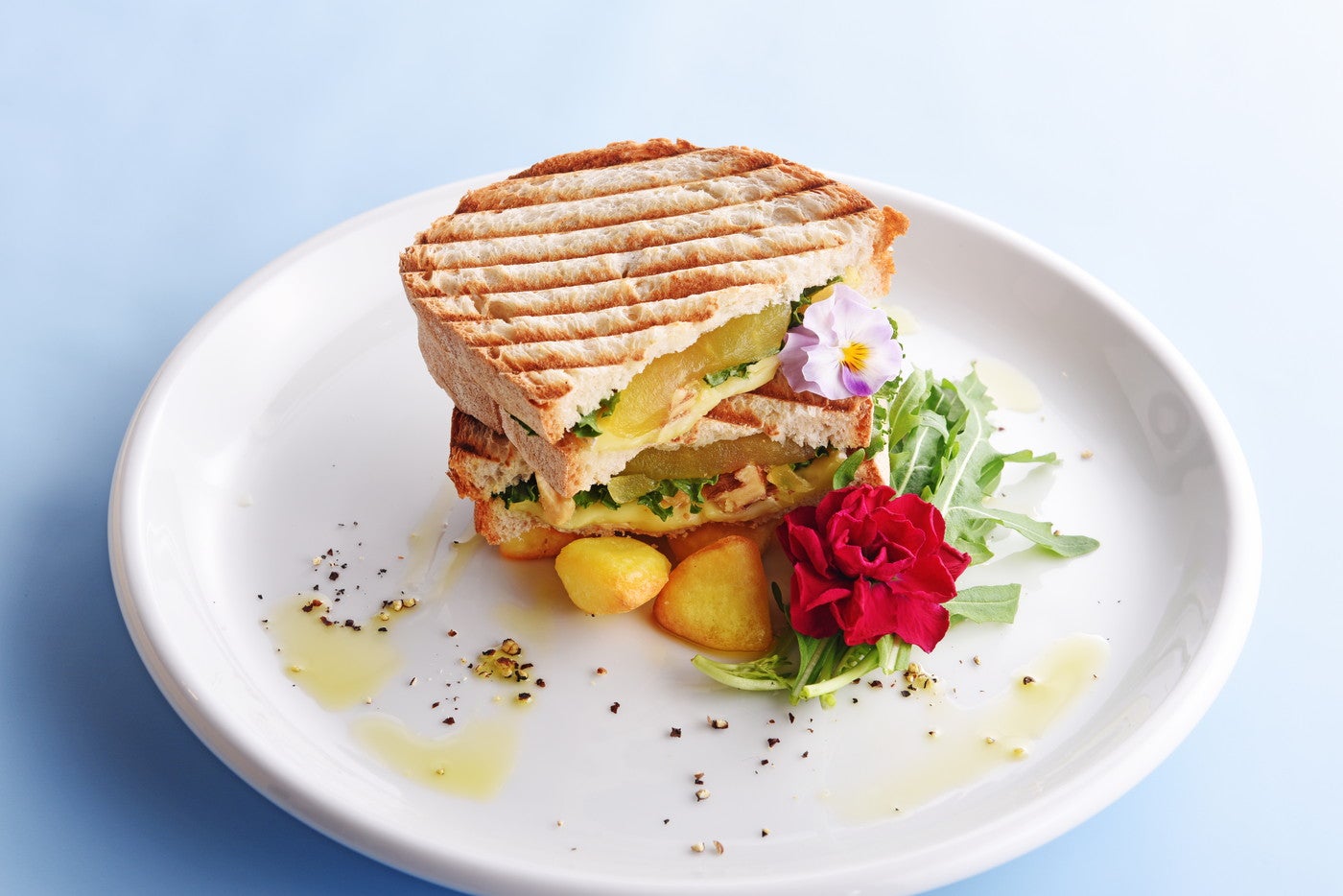 ルッコラとブリーチーズアップルナッツ税込940円／提供画像