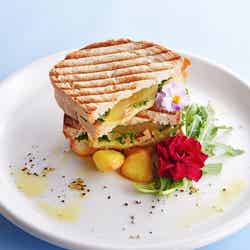 ルッコラとブリーチーズアップルナッツ税込940円/提供画像