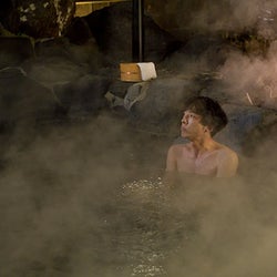 高橋一生らAK男子の“ギリギリ大丈夫な“温泉セクシーショットが到着「監督が撮り方を考えてくれて…」