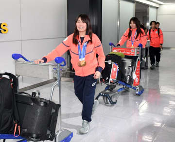 メダルラッシュのスノボ代表、エコノミー帰国で自虐「夢の空間で帰れるかと思ったが…」「真ん中の席で」空港200人出迎えには感激