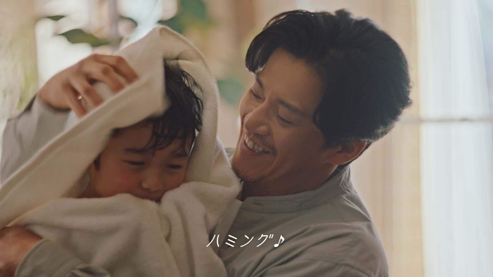 小栗旬、新CMで“家族を見守る優しいパパ”を表現 新社会人へアドバイスも
