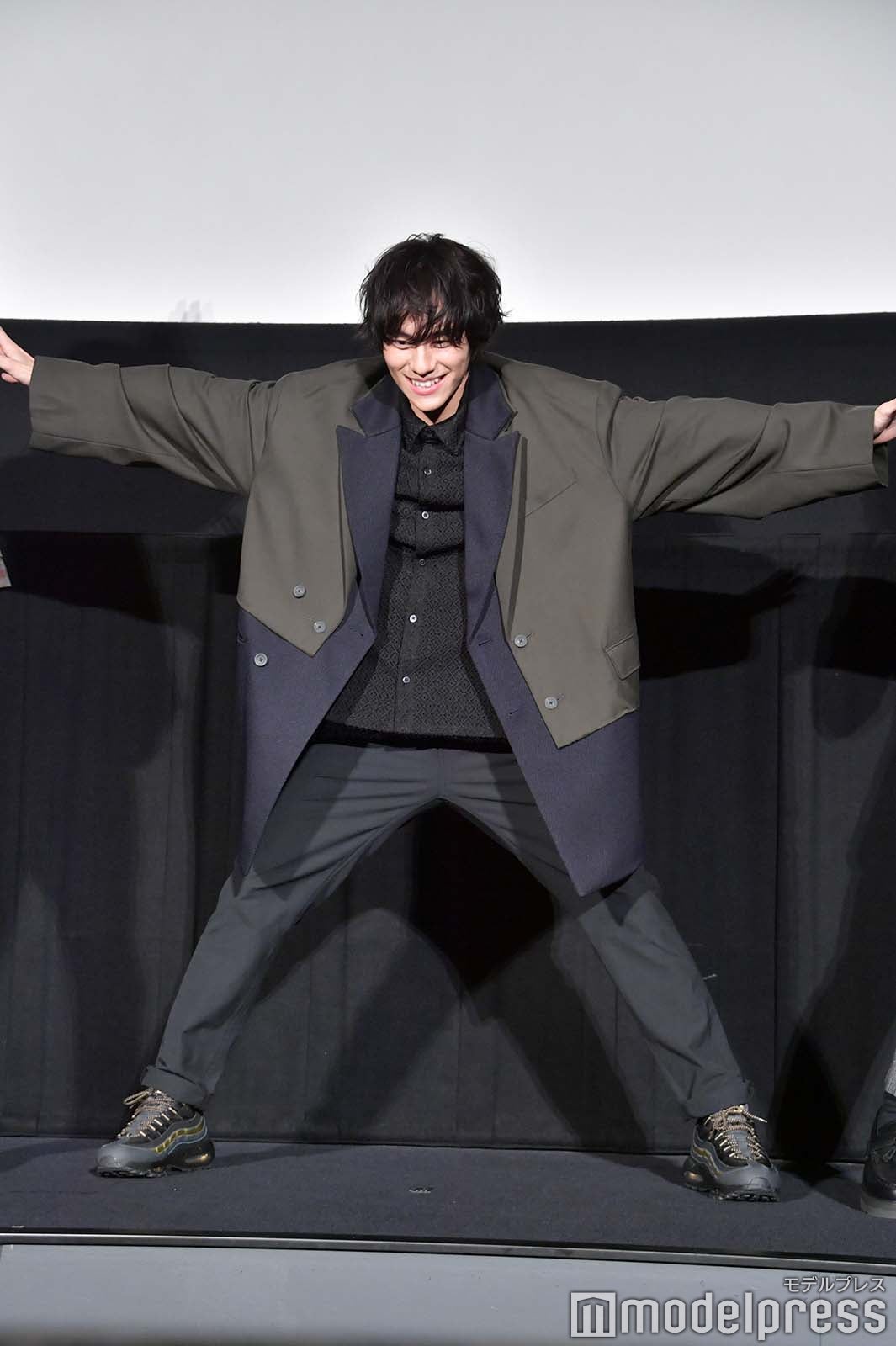 レインボーブリッジのポーズをする山下幸輝（C）モデルプレス