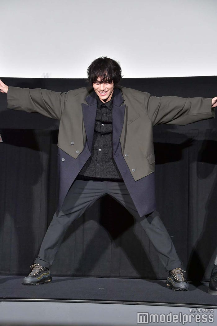 レインボーブリッジのポーズをする山下幸輝(C)モデルプレス